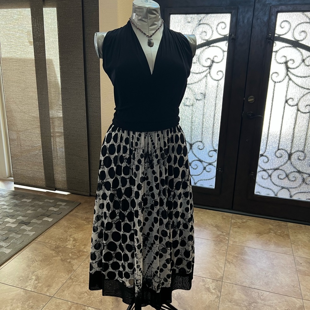 Elana Kattan black and white fully lined dress. Size large.